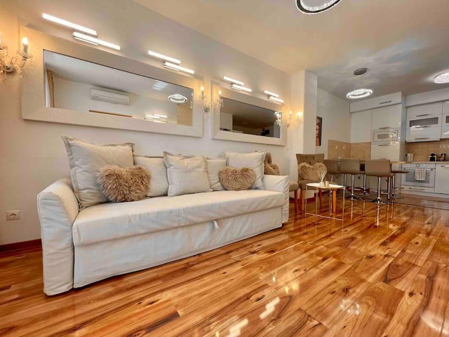 Tk Stylish Free Private Parking Garage Apartamento